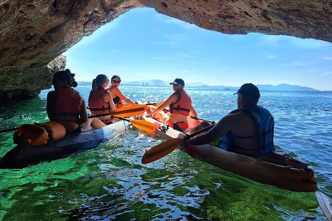 Guided kayak excursion in creeks - The 3-hour structure: briefing, kit check, then you’re on the water