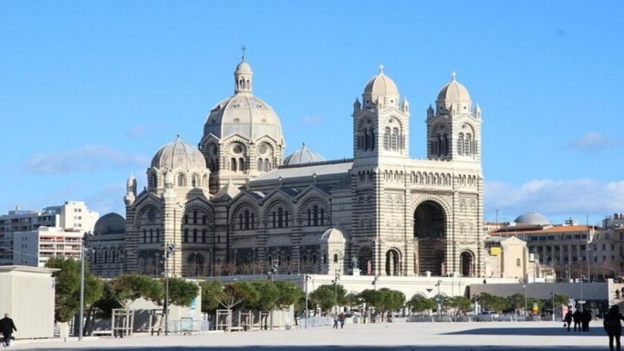 Marseille : Vieux-Port & Panier Walking Tour - Le Panier: street art, narrow lanes, and local shops on display